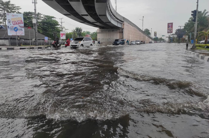 Genangan air yang merendam badan J Jalan Soekarno-Hatta dan Jalan HR Soebrantas Pekanbaru.