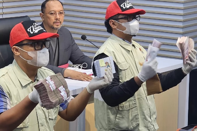 KPK menetapkan Gubernur Bengkulu Rohidin Mersyah Sekretaris Daerah Provinsi Bengkulu Isnan Fajri (IF) dan Adc Gubernur Bengkulu Evriansyah alias Anca (AC) sebagai tersangka, Ahad (24/11/2024).