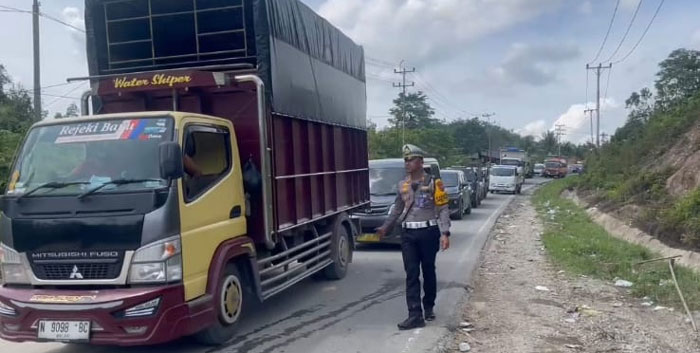 Kasat Lantas Polres Kampar AKP Vino Lestari saat berada di lokasi kemacetan, Senin (25/11/2024).