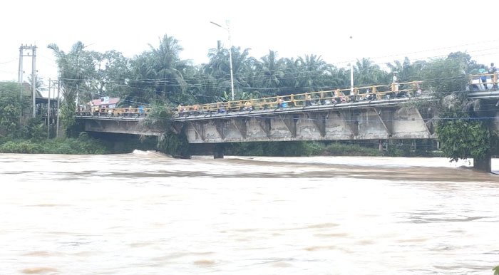 Kondisi Jembatan Sungai Rokan di Desa Suka Damai, Kecamatan Ujung Batu yang menghubungkan Pasirpengaraian mengalami kemiringan diterjang derasnya air sungai.
