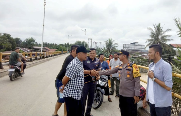 Plt Kadis PUPR Rohul H Zulfikri ST bersama Anggota DPRD Rohul dan Polsek Ujung Batu meninjau kondisi Jembatan Sungai Rokan yang mengalami kemiringan.
