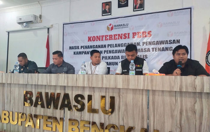 Bawaslu Bengkalis menggelar konferensi Pers hasil penanganan pelanggaran, pengawasan kampanye dan pengawasan masa tenang di aula Kantor Bawaslu Bengkalis, Senin (25/11/2024).