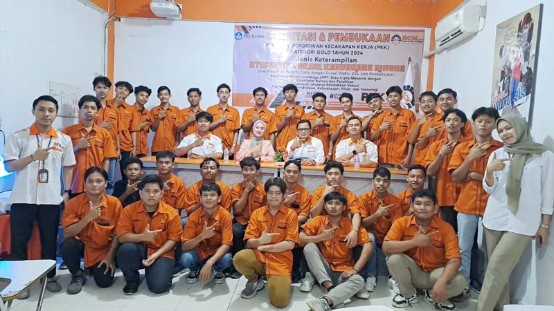 Direktur LKP RCM Amiruddin M Amin SE MM, staf dan instruktur RCM, peserta  dan undangan lainnya foto bersama setelah orientasi PKK 2024 di aula RCM, Senin (25/11/2024).