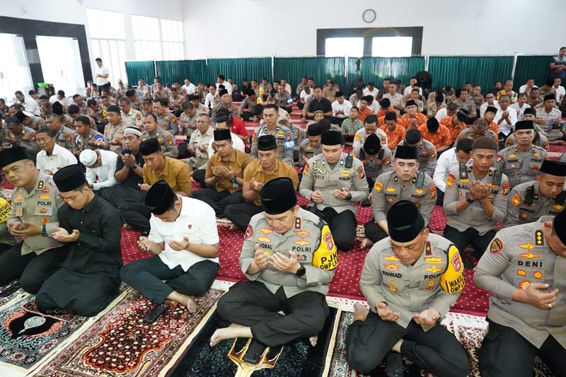 Kapolda Riau Irjen Pol Mohammad Iqbal dan jajaran berdoa bersama memohon kedamaian pelaksanaan Pilkada di Masjid Al Adzim Polda Riau, Senin (25/11/2024).