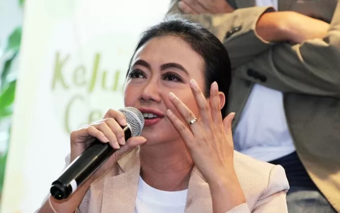 Asri Welas meneteskan air mata dalam sebuah konferensi pers film, beberapa waktu lalu.