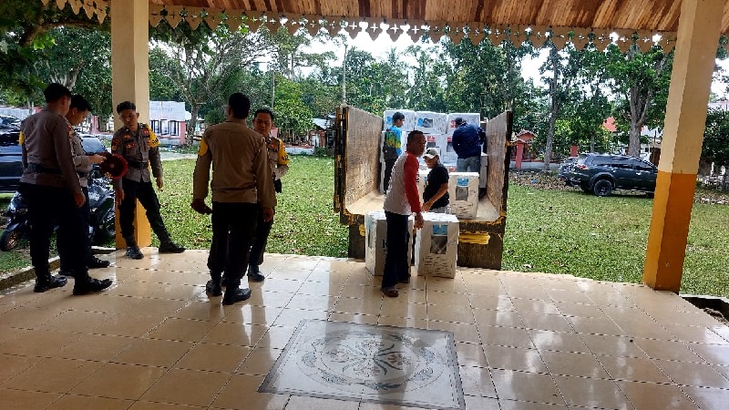 Polsek Logas Tanah Darat melakukan pendistribusian logistik Pilgub dan Pilkada 2024 ke PPS, Selasa (26/11/2024).