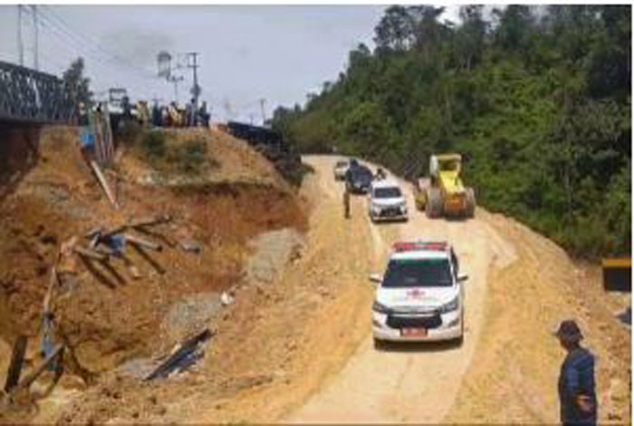 Jalan existing di Desa Tanjung Alai Kampar  yang sebelumnya longsor sebagian saat ini kondisinya sudah jebol dan tidak bisa dilintasi sama sekali.