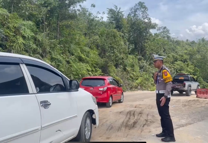 Kasatlantas Polres Kampar AKP Vino Lestari saat melakukan pengaturan lalu lintas di Jalan Lintas Barat Riau-Sumatera Barat (Sumbar). Tepatnya di Km 106-107 di Kecamatan XIII Koto Kampar.