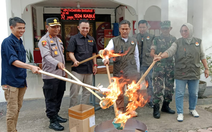 Ketua KPU Kuansing, Wawan Ardi, Kapolres AKBP Pangucap Priyo Soegito, Ketua Bawaslu Mardius Adi Saputra, Pabung Mayor Legimin dan anggota KPU Kuansing Yeni Gusneli memusnahkan kelebihan surat suara