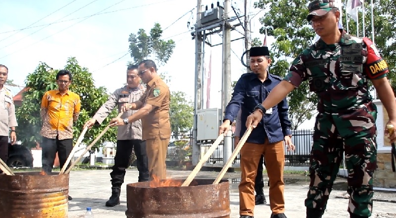 Ketua KPU Rohil Eka Murlan SE Sy bersama forkopimda melakukan proses pemusnahan surat suara rusak atau berlebih dengan cara dibakar di halaman Kantor KPU Rohil di Bagansiapiapi, Selasa (26/11/2024).