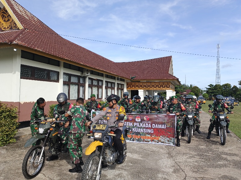 Kapolres Kuansing AKBP Pengucapan Priyo Soegito SIK dan Dandim 0302 Inhu Dandim 0302/Inhu Letkol Kav Dani Prasetyo SSos MIP melakukan patroli simpatik Pilkada damai 2024, Selasa (26/11/2024).