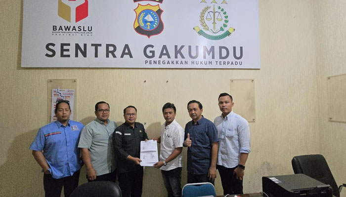 Tim hukum Bermarwah saat melaporkan dugaan money politik di Bawaslu Riau