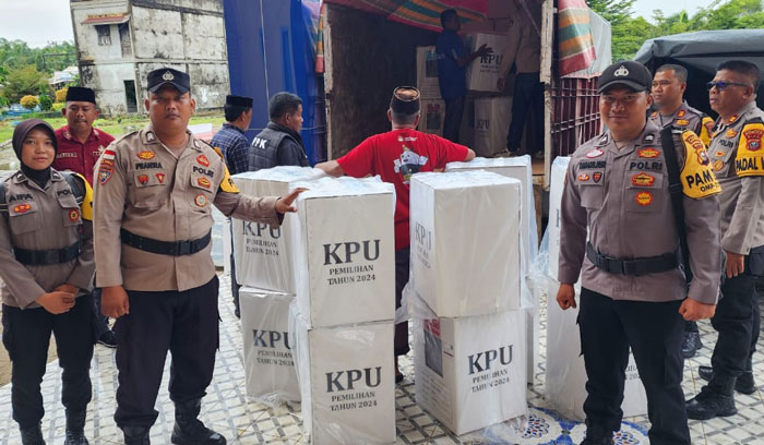 Petugas keamanan Polsek Rupat mengawal pengiriman logistik ke masing-masing TPS di desa se-Kecamatan Rupat, Senin (25/11/2024).