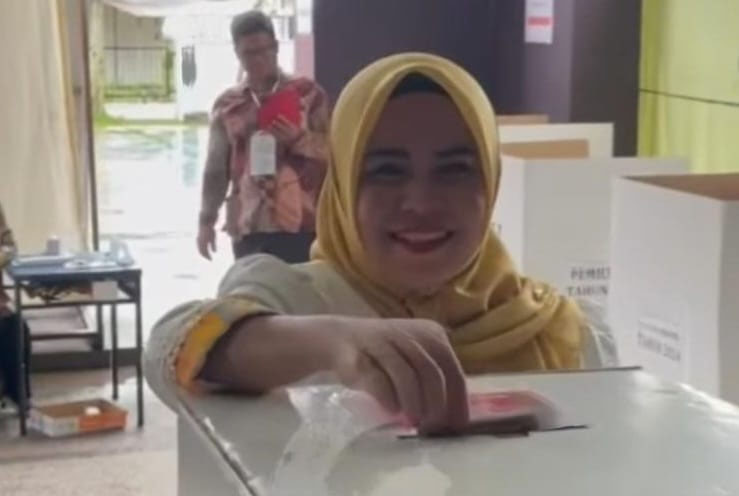 Ida Yulita masukkan surat suara.&nbsp;