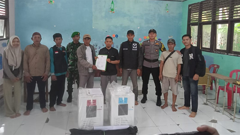 Personel Polsek Bantan mengawal surat suara dari PPS ke Desa menuju TPS se Kecamatan Bantan, Selasa (26/11/2024).