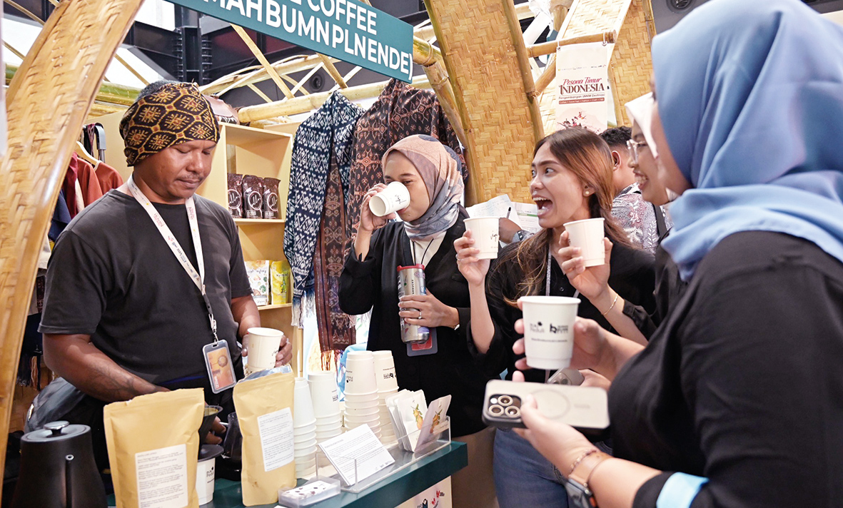 Para pengunjung mencicipi kopi khas Nusa Tenggara Timur dari Virgil Coffee, salah satu UMKM binaan PLN yang turut serta dalam event Pesona Timur Indonesia di Gedung Sarinah, Jakarta pada 21-24 November 2024.