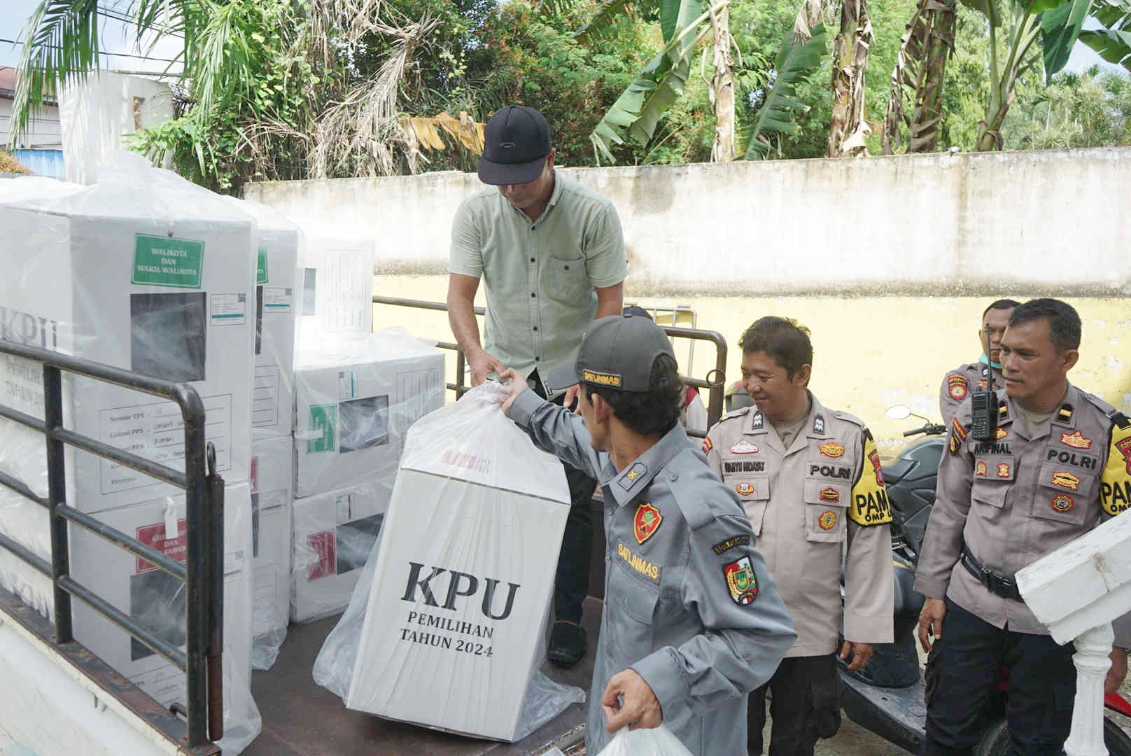 DISTRIBUSI LOGISTIK:  Petugas mendistribusikan logistik pilkada di Kantor Lurah Umban Sari, Pekanbaru, Selasa (26/11/2024).