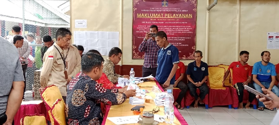 Suasana pemungutan suara di TPS khusus 901 Kelas IIB Telukkuantan, Rabu (27/11).