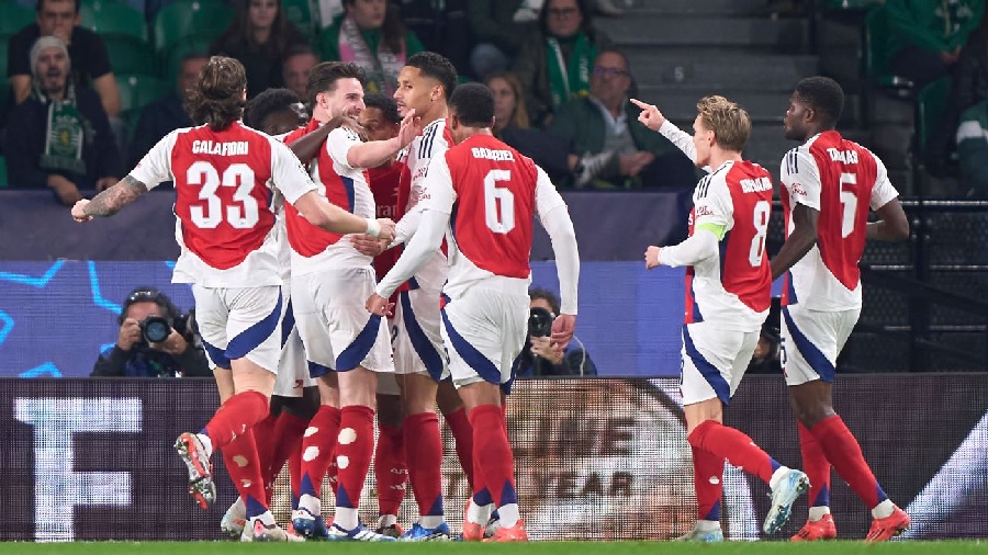 Pemain Arsenal melakukan selebrasi usai mencetak gol ke gawang Sporting CP dalam lanjutan Liga Champions di Lisbon, Rabu (27/11/2024) dini hari WIB. Arsenal menang 5-1 dalam laga itu.