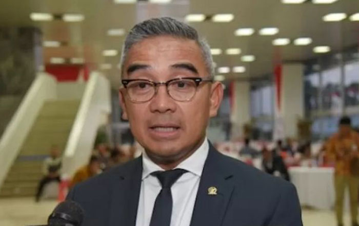 Mantan presenter televisi Muhammad Farhan yang berpasangan dengan H Erwin menempati posisi atas dengan raihan 44,31 persen dalam Pilwakot Bandung dari hasil hitung cepat Charta Politika
