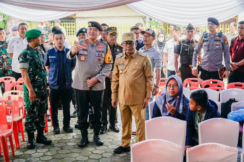 Kapolda Riau Irjen Pol Mohammad Iqbal bersama Pj Gubri Rahman Hadi, Kajati Riau Akmal Abbas saat meninjau salah satu TPS di Pekanbaru, Rabu (27/11/2024).