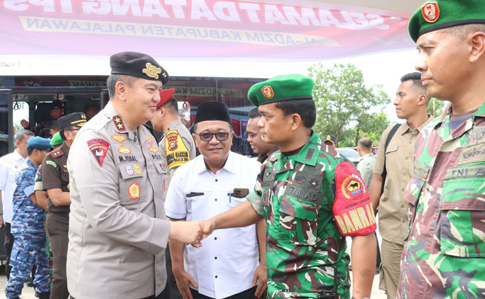 Kapolda Riau Irjen Pol Mohammad Iqbal bersalaman dengan salah satu personel TNI yang bertugas melakukan pengaman di salah satu TPS di Kabupaten Pelalawan, Rabu (27/11/2024).