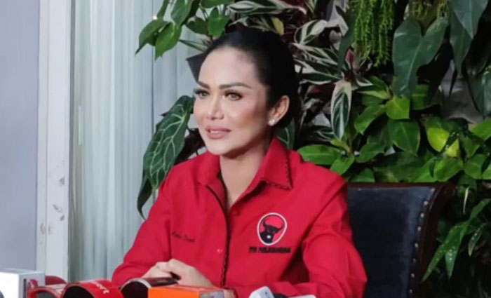 Perolehan suara penyanyi Krisdayanti yang maju sebagai Calon Wali Kota Batu, Jawa Timur di Pilkada Serentak 2024 tertinggal jauh dari pesaingnya.