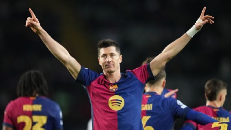 Robert Lewandowski adalah pemain ketiga yang melampaui angka 100 gol di Liga Champions.