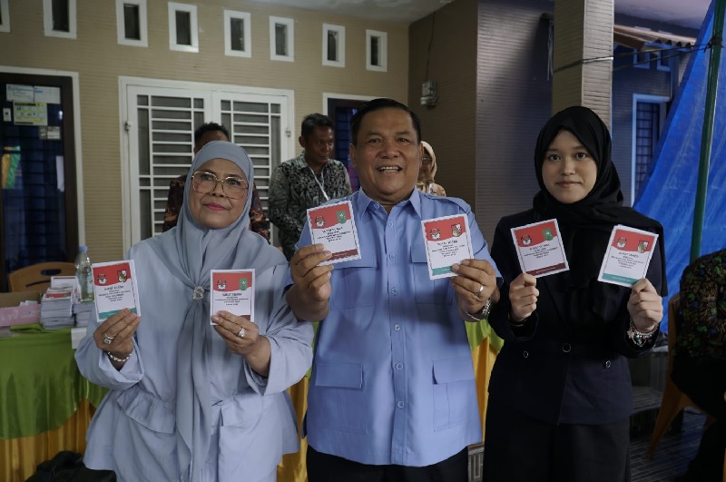 Calon Wakil Gubernur Riau nomor urut 1, SF Hariyanto bersama istri dan anak saat menggunakan hak pilihnya di TPS 004, Kelurahan Tangkerang Tengah, Marpoyan Damai, Rabu (27/11/2024).