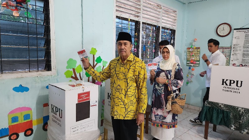 Cagubri no urut 3 Syamsuar saat menggunakan hak pilihnya di TPS 23, Rabu (27/11/2024).