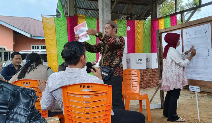 KPPS di TPS 06 Kelurahan Pematang Reba sedang melaksanakan penghitungan suara, Rabu (27/11/2024).