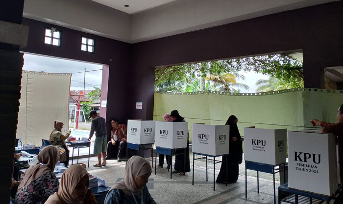 Suasana TPS 10 Binawidya tempat paslon nomor urut 3 Ida Yulita Susanti mencoblos. Di TPS ini Ida unggul dari paslon lain dengan perolehan 196 suara, Rabu (27/11/2024).