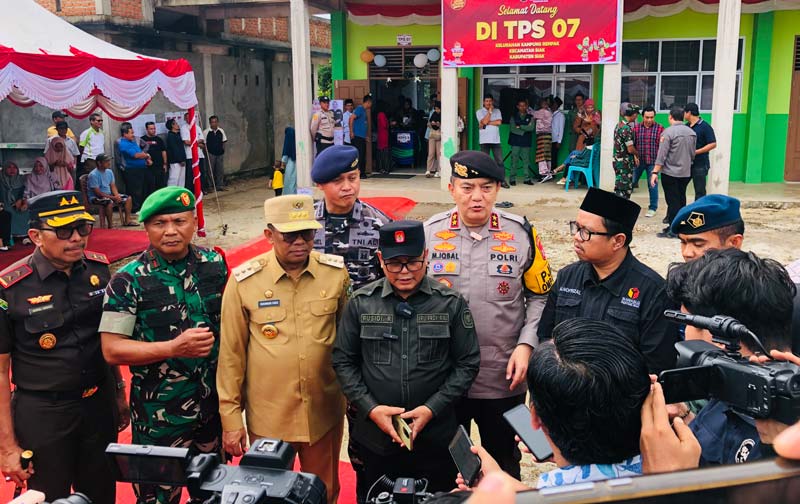 Kapolda Riau bersama Kajati Riau, Pj Gubri, Danrem 031/Wira Bima, Danlanud RSN Marsekal Pertama, Ketua KPU  Riau memberikan penjelasan kepada jurnalis di TPS 07 Kelurahan Kampung Rempak