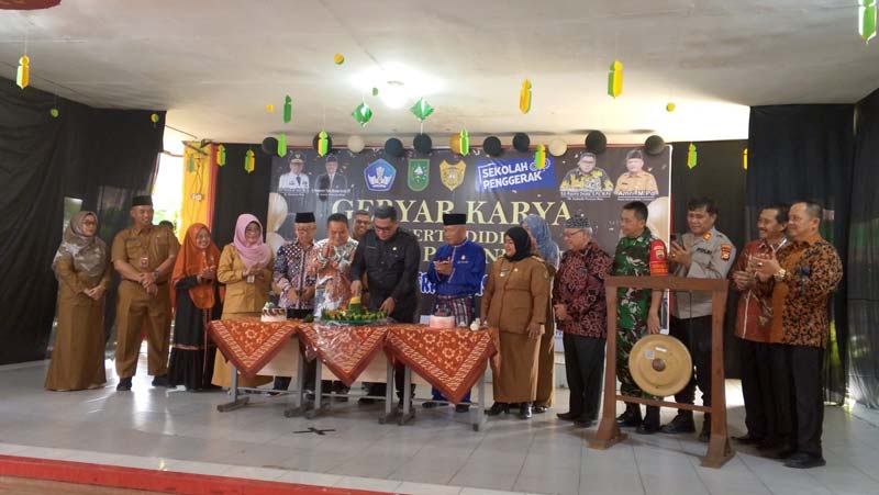 Plt Kepala Dinas Pendidikan Provinsi Riau Edi Rusma Dinata MPd memotong tumpeng pada Milad ke-40 SMAN 7 Pekanbaru, Selasa (26/11/2024).