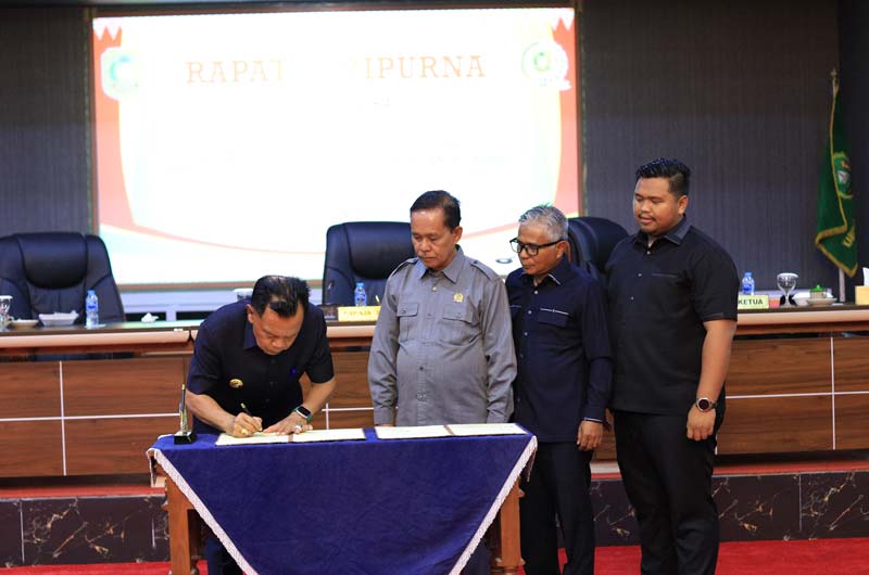 Plt Bupati Kepulauan Meranti H Asmar disaksikan pimpinan DPRD Kepulauan Meranti menandatangani berita acara pengesahan APBD Meranti