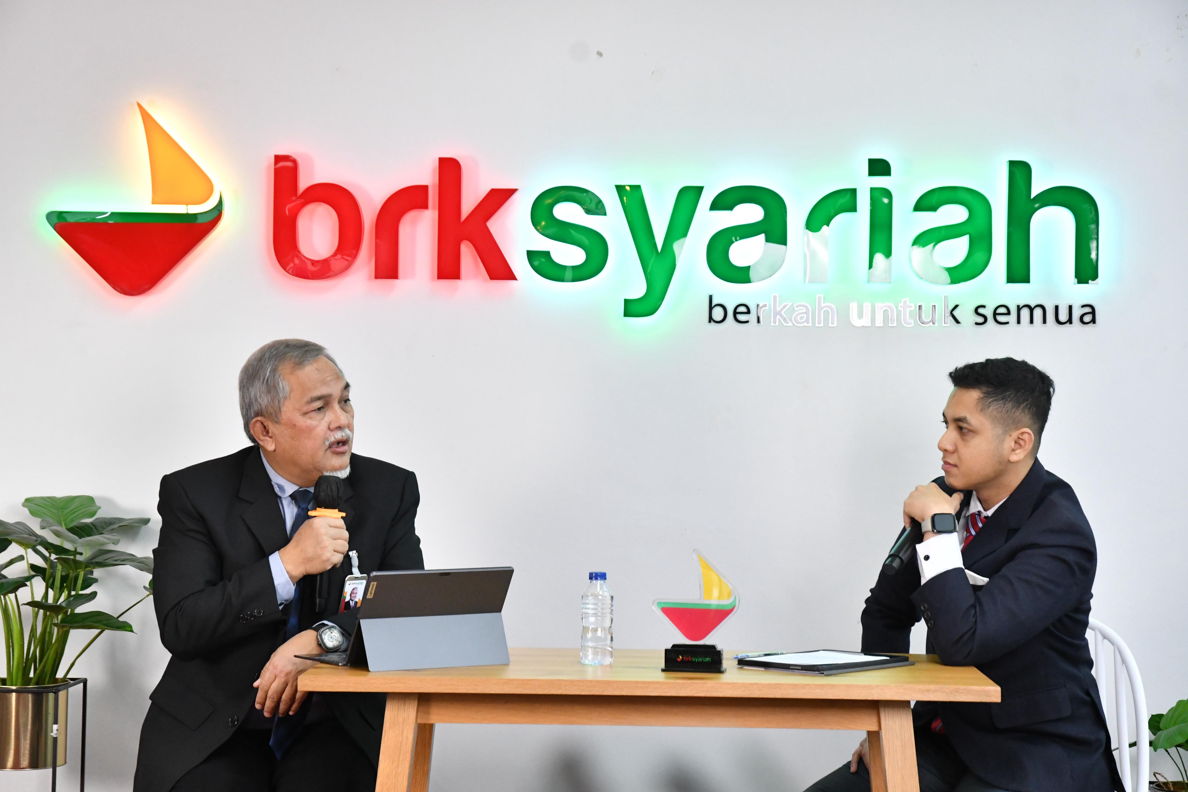 Direktur Dana dan Jasa BRK Syariah, MA Suharto menjadi pembicara pada International Conference On Businness Innovation, Sosial Sciences, Economics and Accounting (ICBISEA)