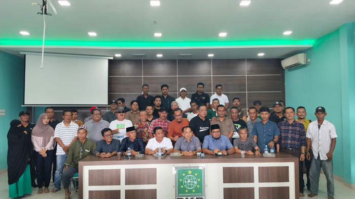 Fermadani saat menggelar konferensi pers di Kantor DPC PKB Inhil di Tembilahan.