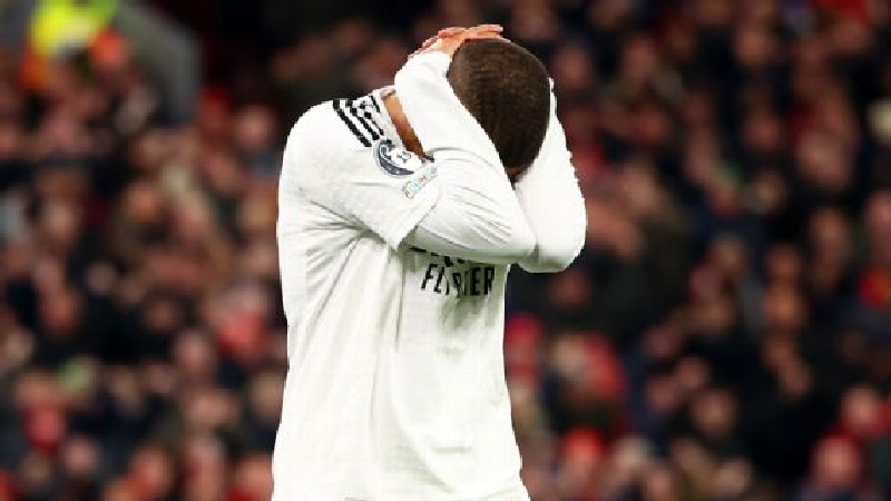 Reaksi penyerang Real Madrid Kylian Mbappe setelah gagal mengeksekusi penalti saat kalah 0-2 melawan Liverpool dalam lanjutan Liga Champions di Anfield.