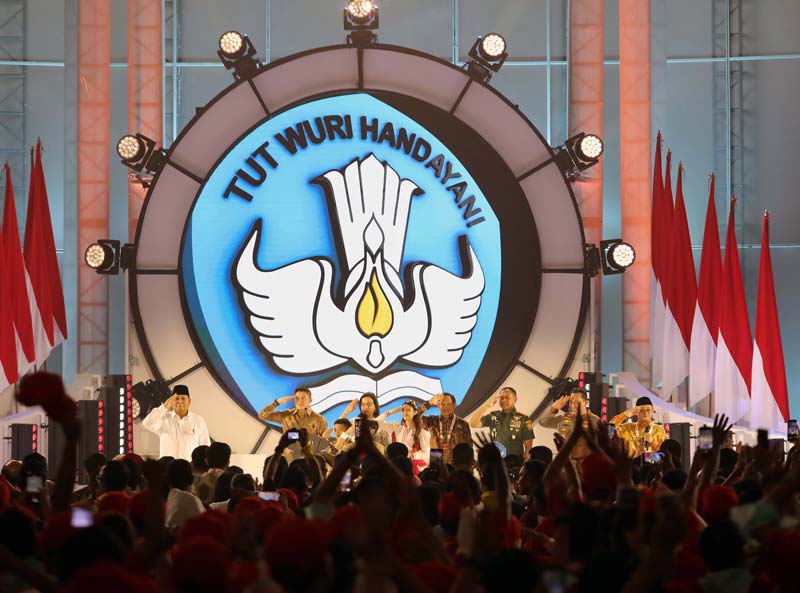 Presiden Prabowo Subianto (kiri) memberi salam hormat pada acara puncak Hari Guru Nasional 2024 di Jakarta International Velodrome, Kamis (28/11/2024).