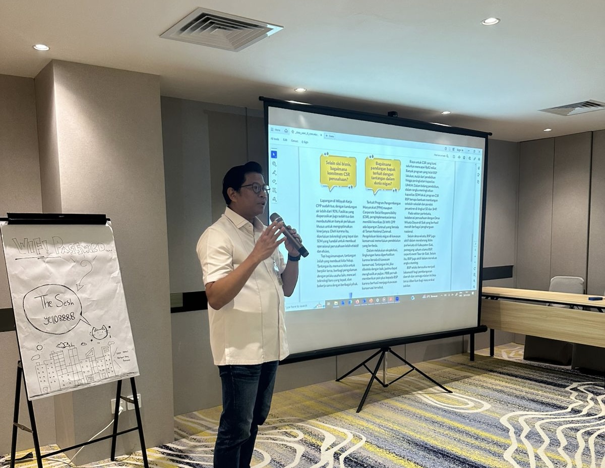 Plt External Affair PT Bumi Siak Pusako, Ardian Ardi memaparkan materi tentang edukasi hulu migas di wilayah kerja migas BSP, di Batam, Kepri, Jumat (29/11/2024).