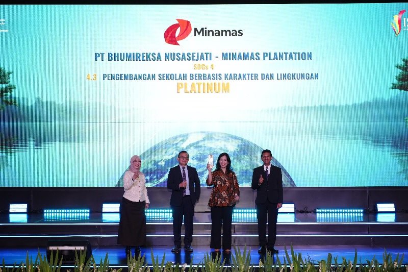 Komisaris Utama PT BNS Lisnawati Ibrahim (2 kanan) didampingi John E Kennedy, Komite Penilai CFCD (kanan), Ir Erwina Yuniarti, Komite Penilai CFCD (kiri), Prof Dr Ir Hardinsyah, Sekjen CFCD (2 kiri).
