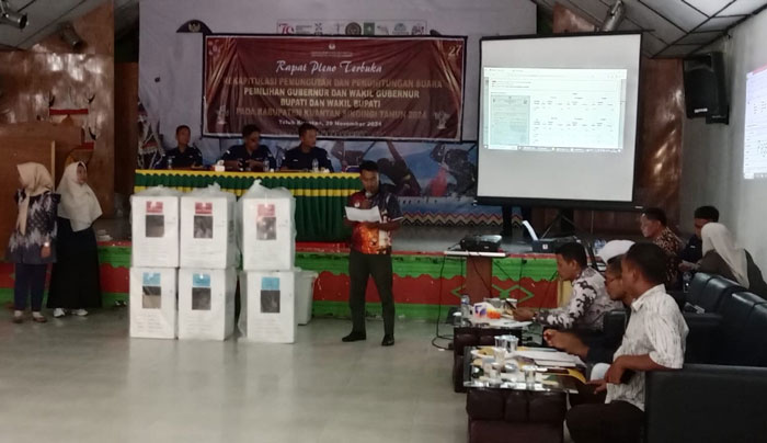 PPK Kecamatan Kuantan Tengah, Jumat (29/11) sore masih melakukan rekapitulasi perhitungan perolehan suara di gedung Narosa Teluk Kuantan.