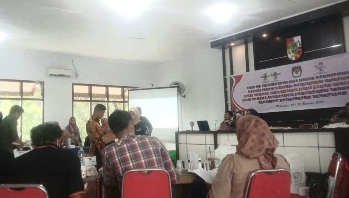 Proses rekapitulasi hasil perhitungan perolehan suara Pilkada Serentak di Kecamatan Senapelan, Kota Pekanbaru yang berlangsung di Aula Kantor Camat Senapelan, Jumat (29/11/2024).