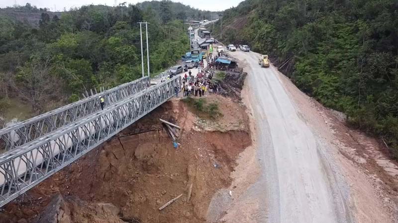 Antrean panjang kendaraan terlihat di jalan lintas Riau-Sumbar Km 106-107 Desa Tanjung Alai, Kecamatan XIII Koto Kampar, Kabupaten Kampar, Jumat (29/11/2024).
