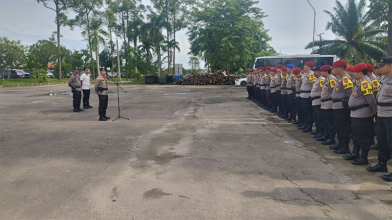 Kapolres Bengkalis AKBP Setyo Bimo memimpin apel pelepasan 80 personel BKO Polda Riau di halaman Mapolsek Mandau, Sabtu (30/11/2024).