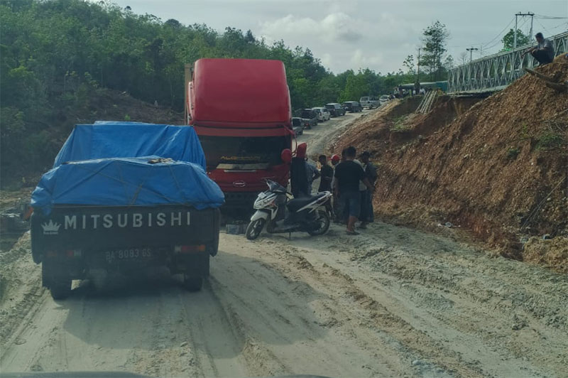 Macet makin parah di Jalan Lintas Riau-Sumbar Km 106-107 Desa Tanjung Alai. Jalan akan dibuka mulai pukul 18.00 WIB sampai pukul 07.00 WIB.