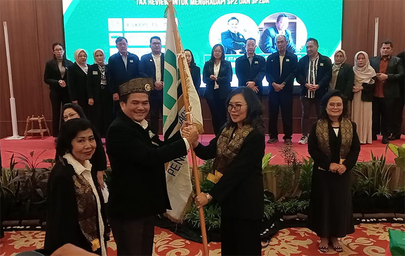 Ketua IKPI Pengda Sumbagteng Lilisen SE MAk BKP menerima bendera pataka dari Ketua Umum Vaudy Starworld, di Grand Zuri hotel Pekanbaru, Sabtu (30/11/2024).