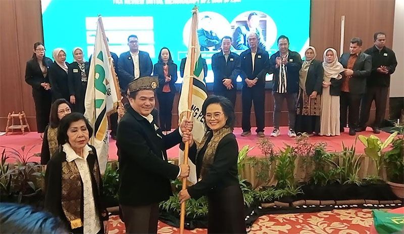 Ketua IKPI Pekanbaru Rubialam Sitorus Pane menerima bendera pataka dari Ketua Umum Vaudy Starworld, Sabtu (30/11/2024).