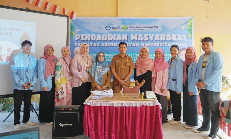 Tim PKM Fakultas Keperawatan Unri foto bersama kepala sekolah dan wali kelas SDN 166 Pekanbaru, Jumat (29/11/2024).