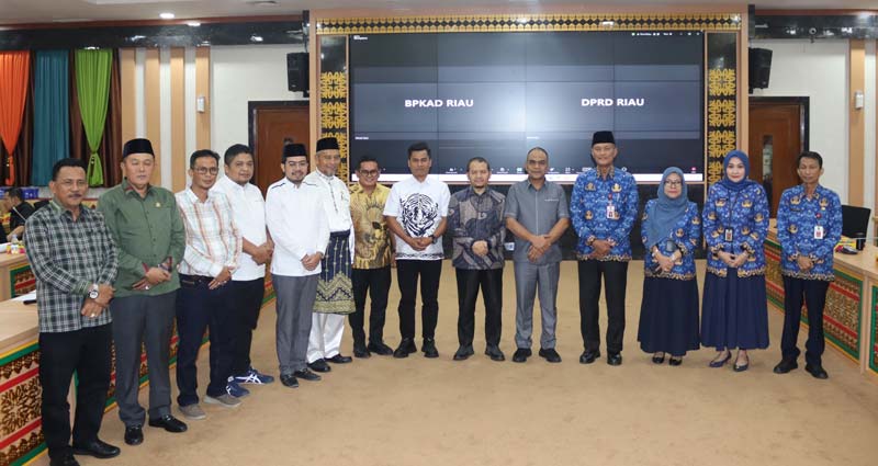 Banggar DPRD Riau berfoto bersama TAPD Provinsi Riau.